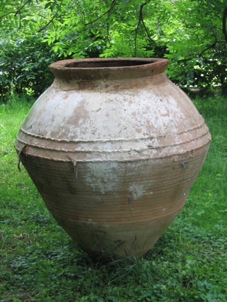 Antieke wijnvaas ± 120 cm hoog, ± 85 cm diameter