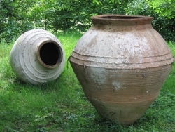 Antieke wijnvaas ± 120 cm hoog, ± 85 cm diameter